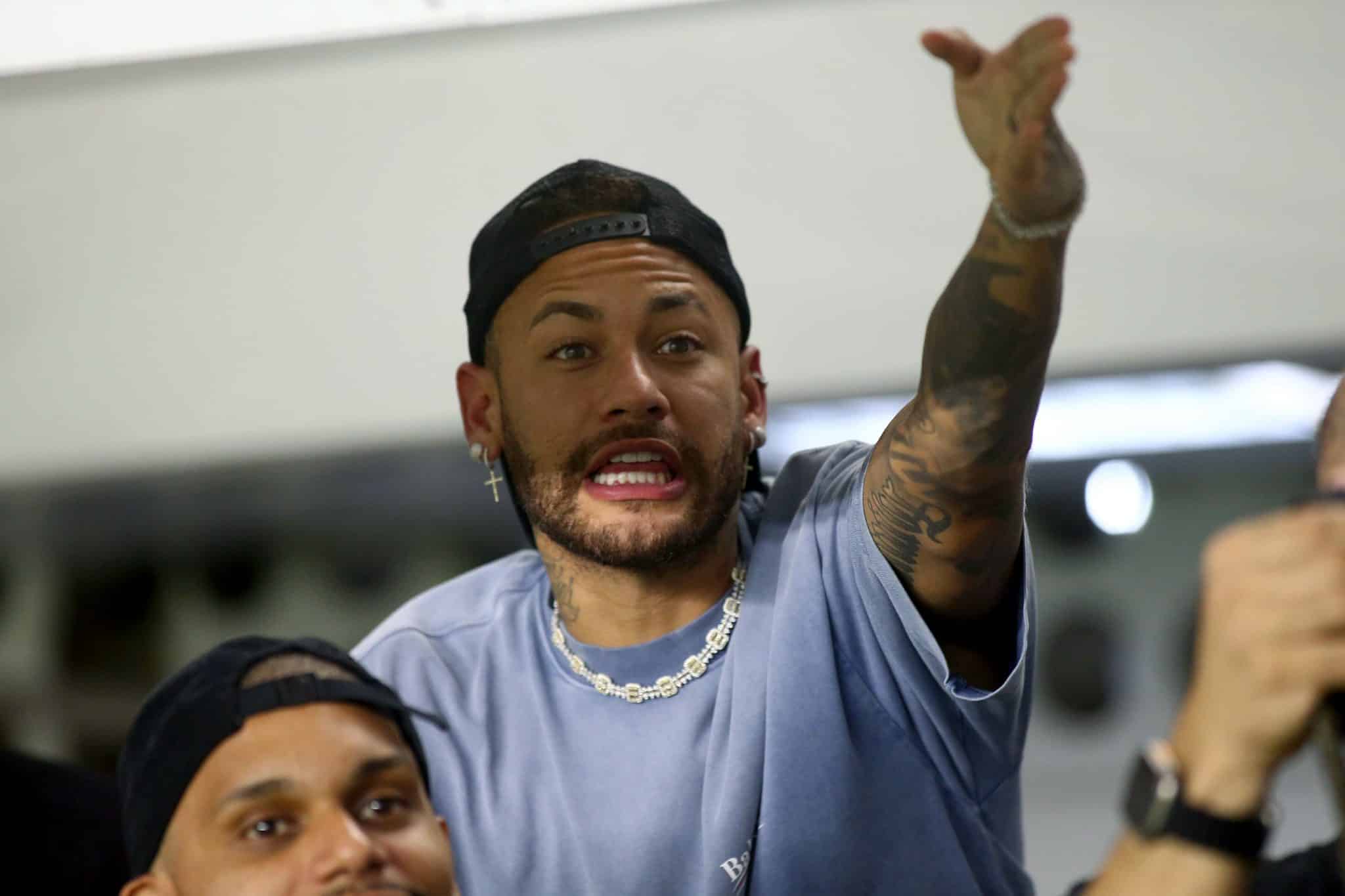 Em camarote com filho de Robinho, Neymar v&ecirc; Santos perder com falha de jogador que &lsquo;ele escalou&rsquo;