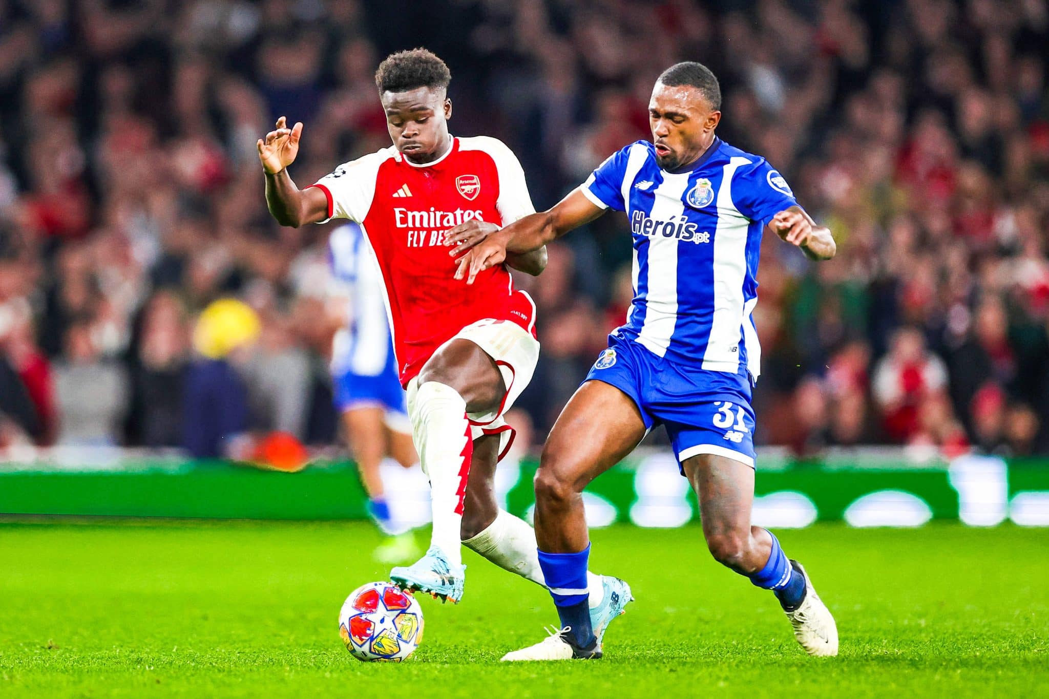Saka, do Arsenal, e Ot&aacute;vio, do Porto, em jogo da Champions League