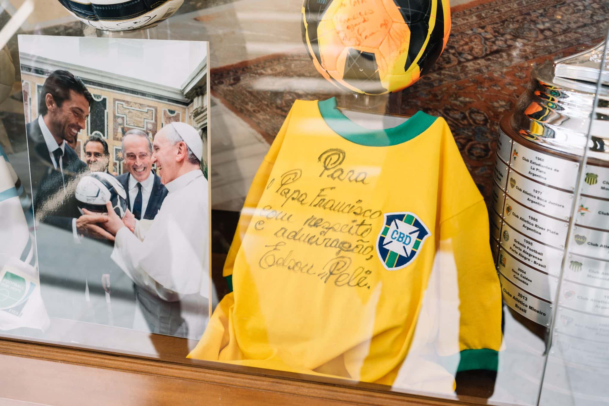 Pel&eacute; presenteou o Papa Francisco com camisa autografada