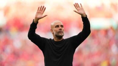Torcida do Manchester City implora por ajuda de Guardiola em protesto na Premier League