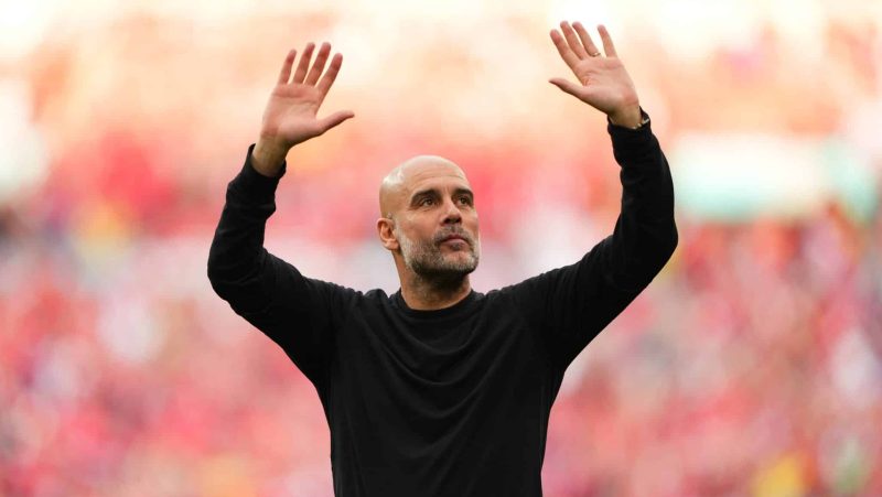 Torcida do Manchester City implora por ajuda de Guardiola em protesto na Premier League