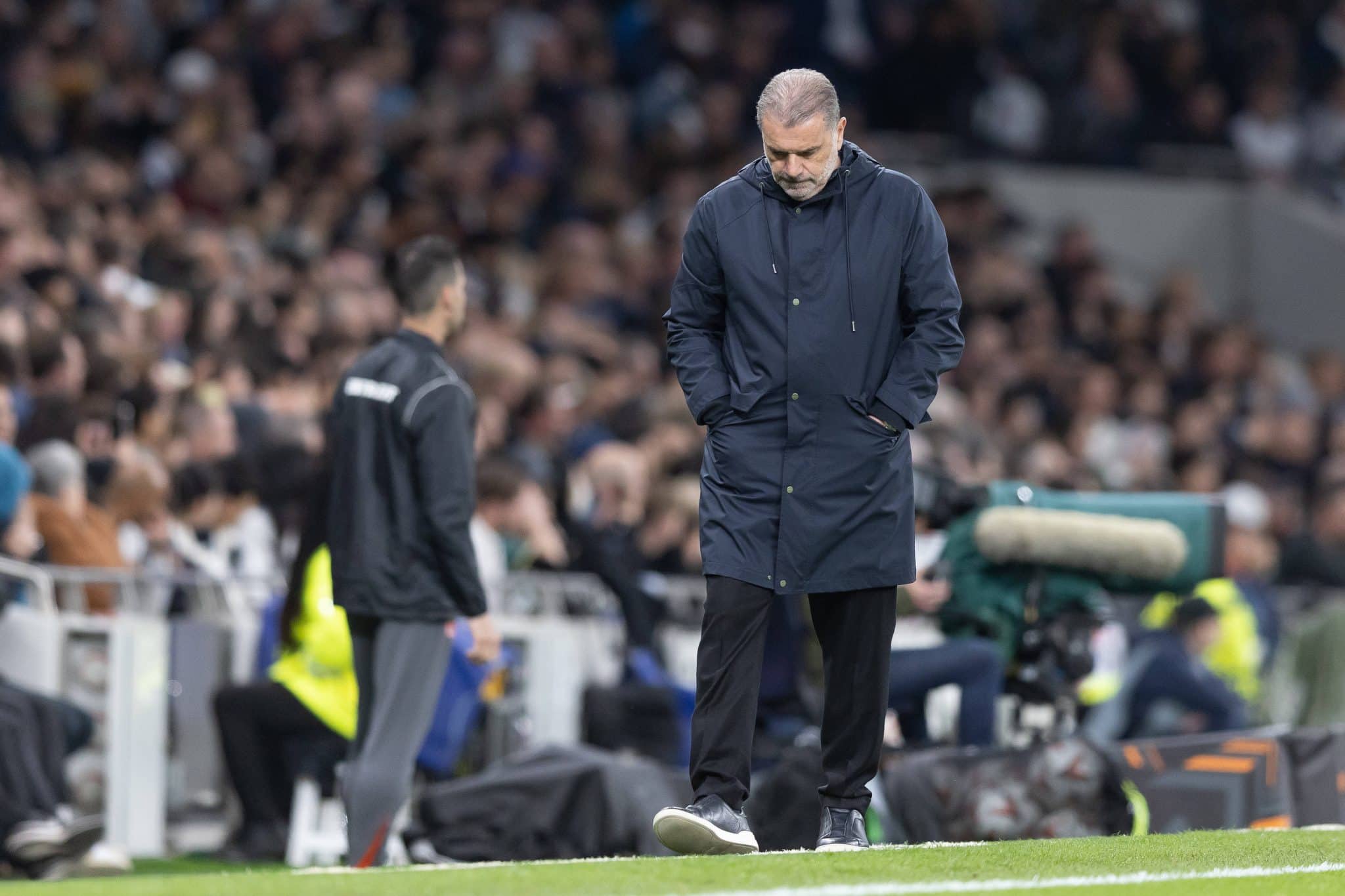 Postecoglou cabisbaixo na &aacute;rea t&eacute;cnica