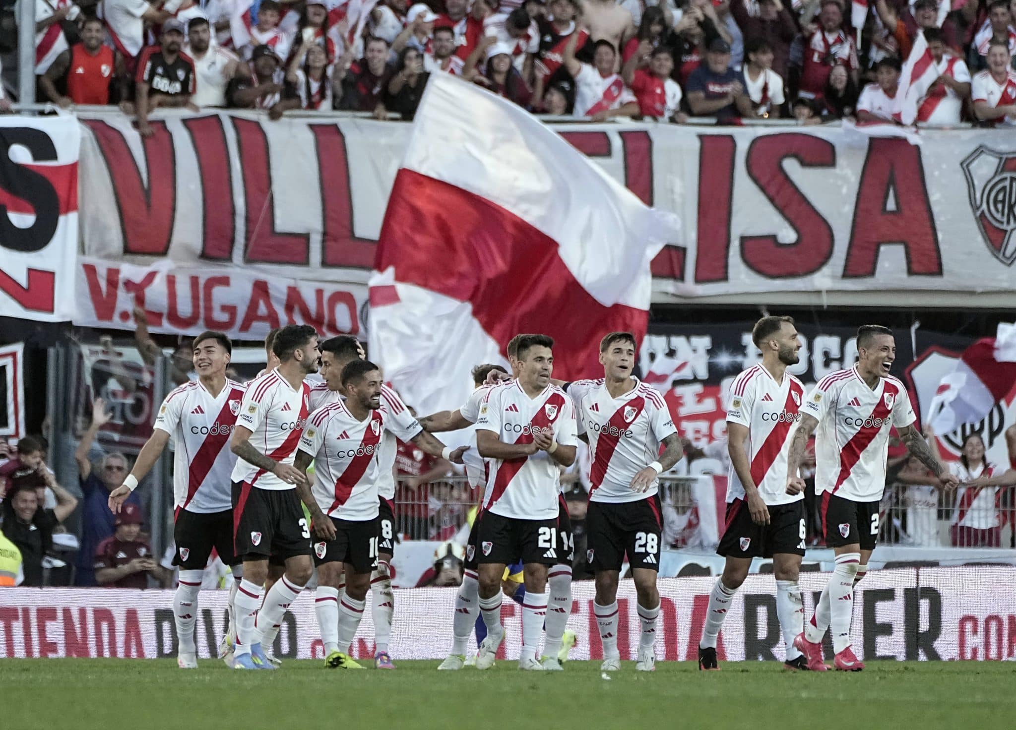 River Plate comemora vit&oacute;ria sobre o Boca Juniors na Argentina (Foto: Imago)