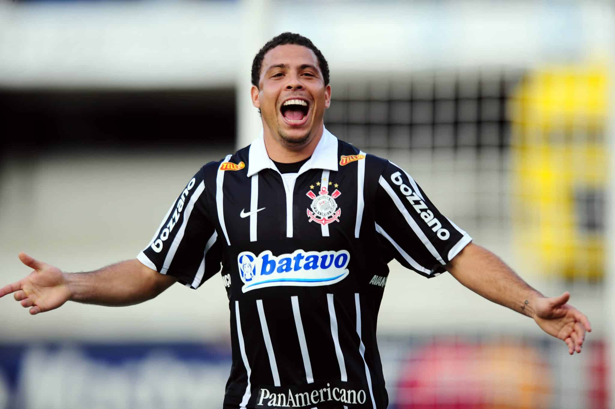 Ronaldo Fen&ocirc;meno celebra gol pelo Corinthians