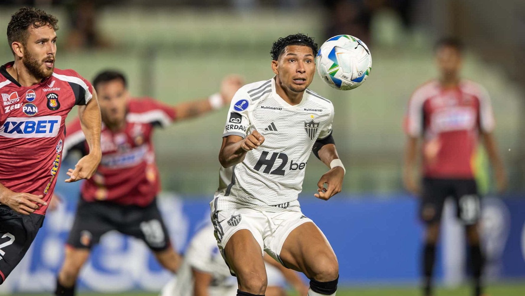 Atl&eacute;tico-MG mant&eacute;m sina, mas leva empate amargo em seu habitat fora do Brasil