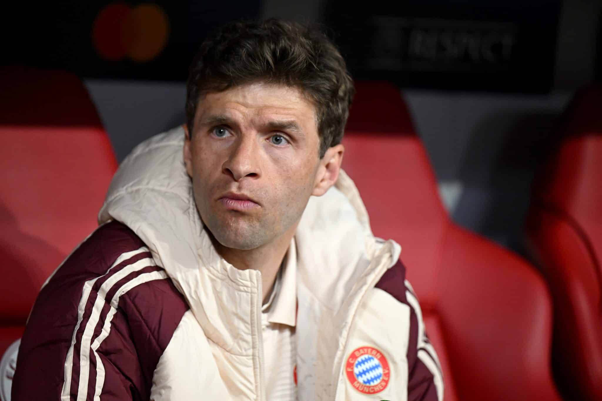 Thomas M&uuml;ller no banco de reservas do Bayern de Munique 