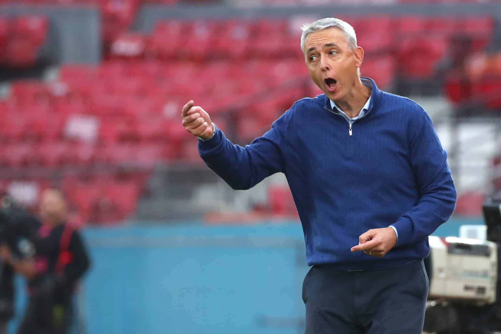 Tiago Nunes orienta jogadores durante jogo da Universidad Cat&oacute;lica