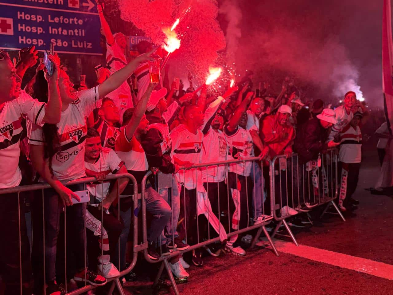 Torcida do S&atilde;o Paulo dribla regras para escapar de puni&ccedil;&atilde;o da Conmebol em festa na Libertadores