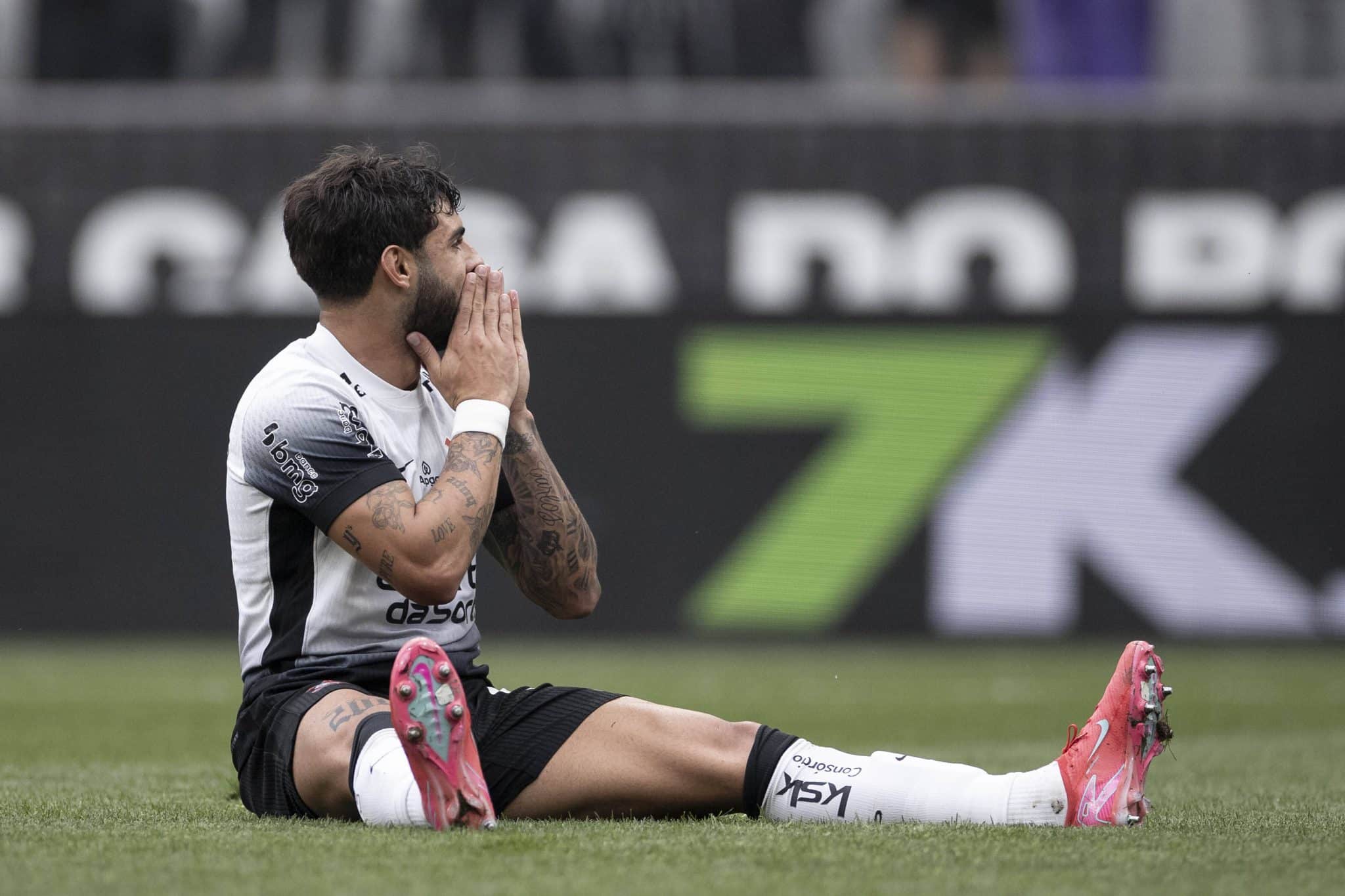 Yuri Alberto sentado no gramado da Neo Qu&iacute;mica Arena