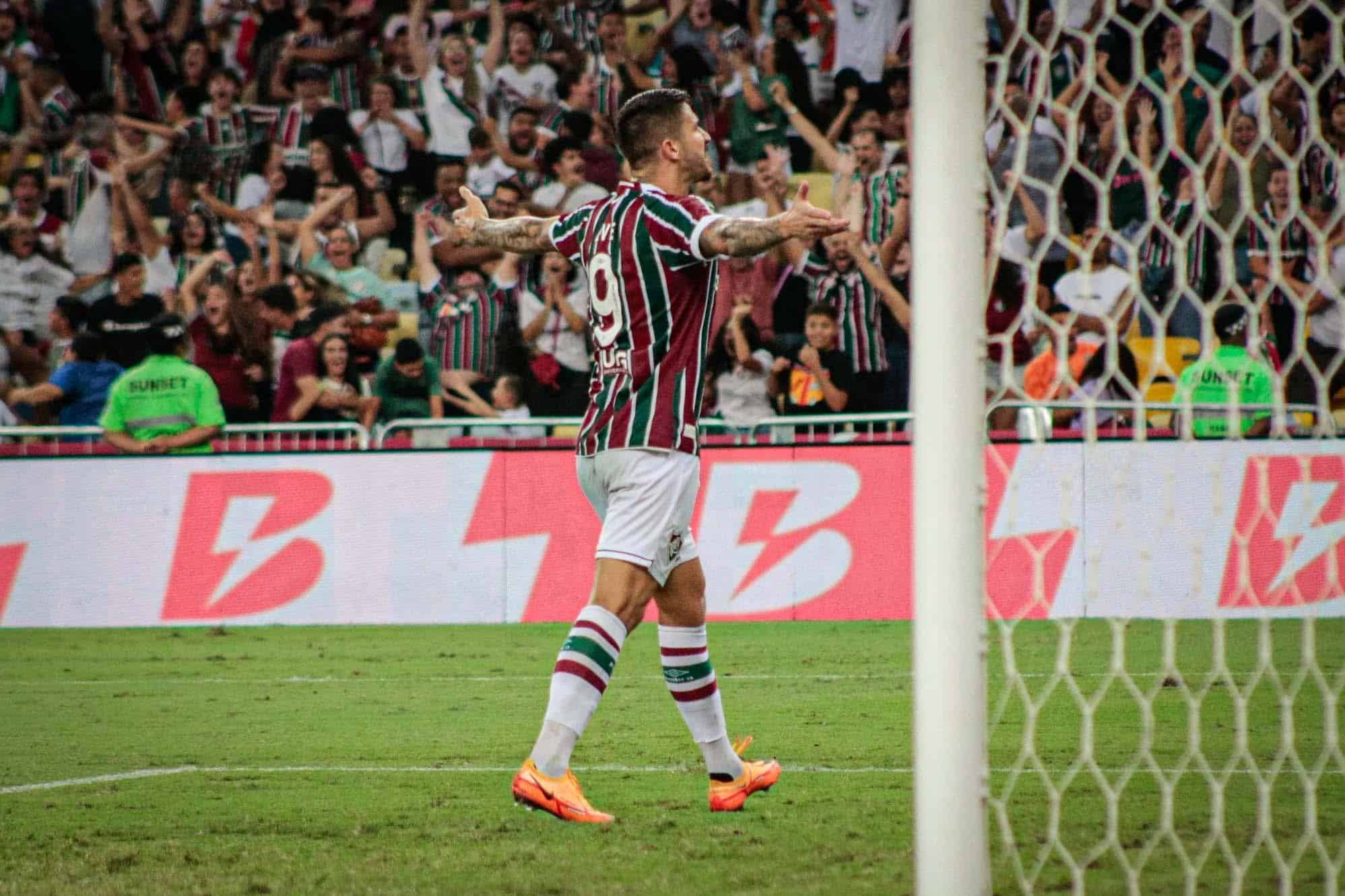 Everaldo marca para o Fluminense contra o Sport