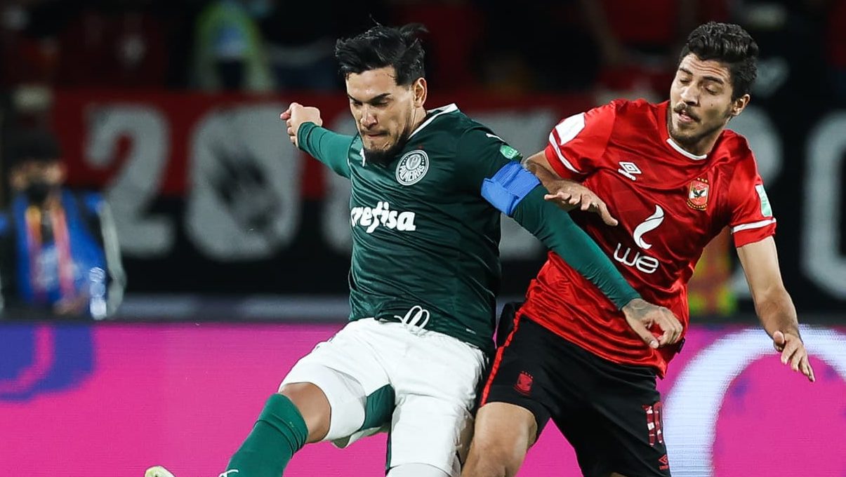 G&oacute;mez disputa lance com jogador do Al Ahly no Mundial de Clubes da FIFA de 2021