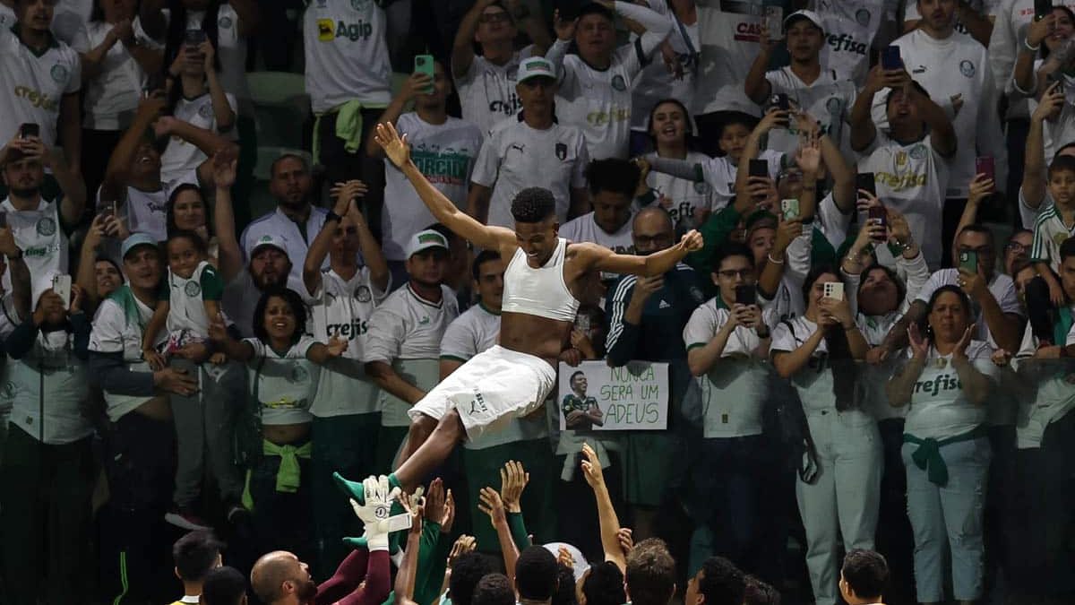 Est&ecirc;v&atilde;o &eacute; jogado para o alto pelos colegas do Palmeiras em despedida dele do Allianz Parque