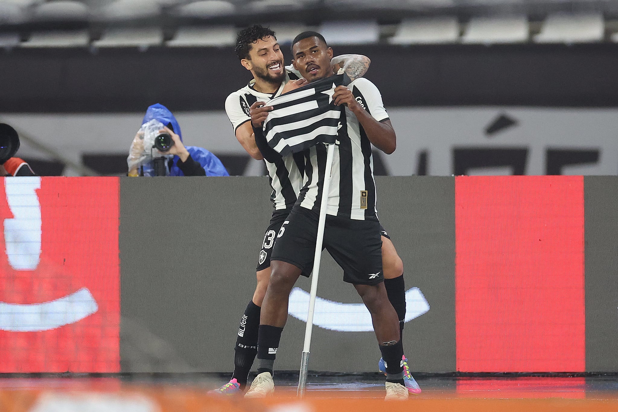 Telles e Cuiabano marcaram pelo Botafogo conra o Inter (Foto: Vitor Silva/Botafogo)
