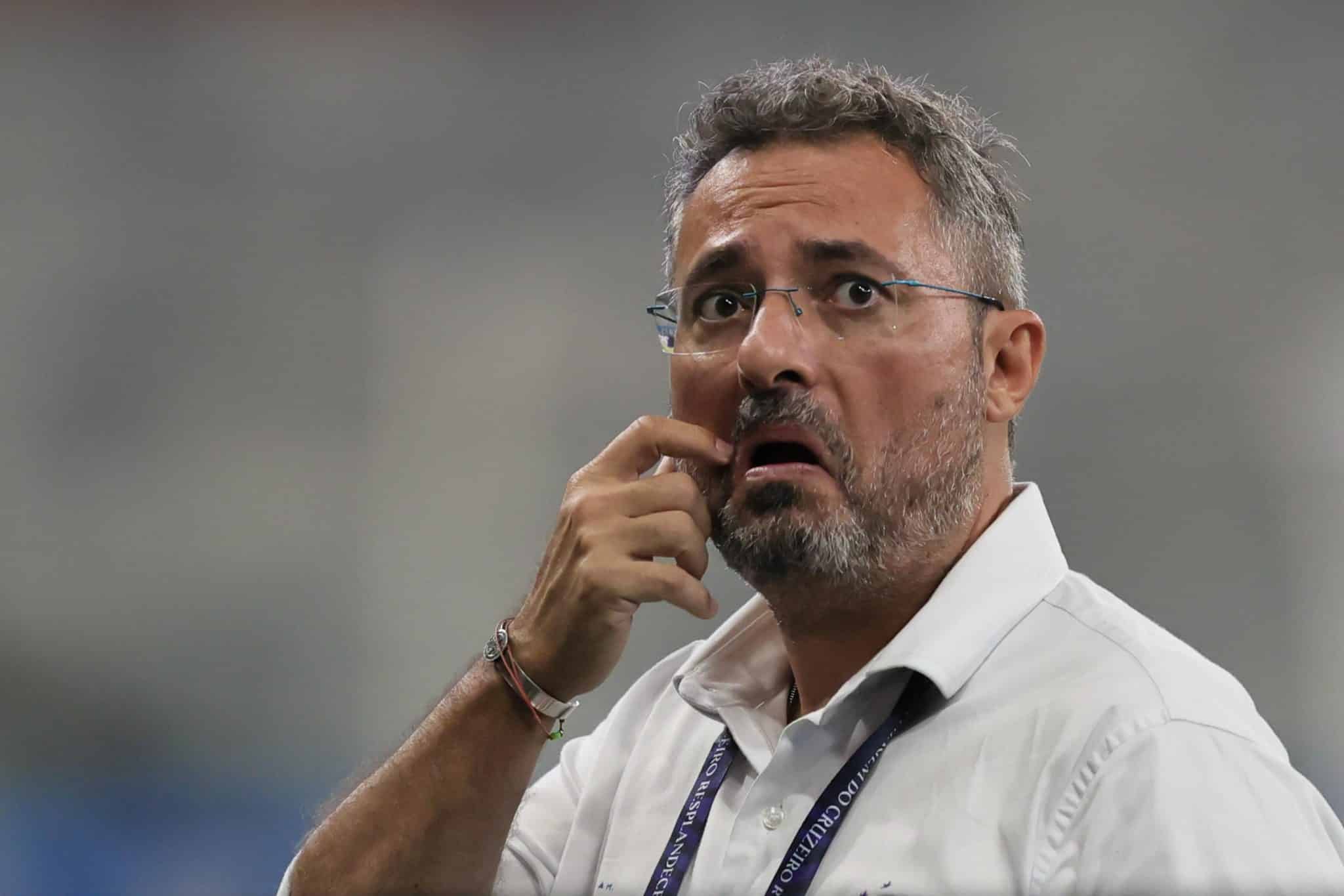 Alexandre Mattos coçando o bigode no Cruzeiro