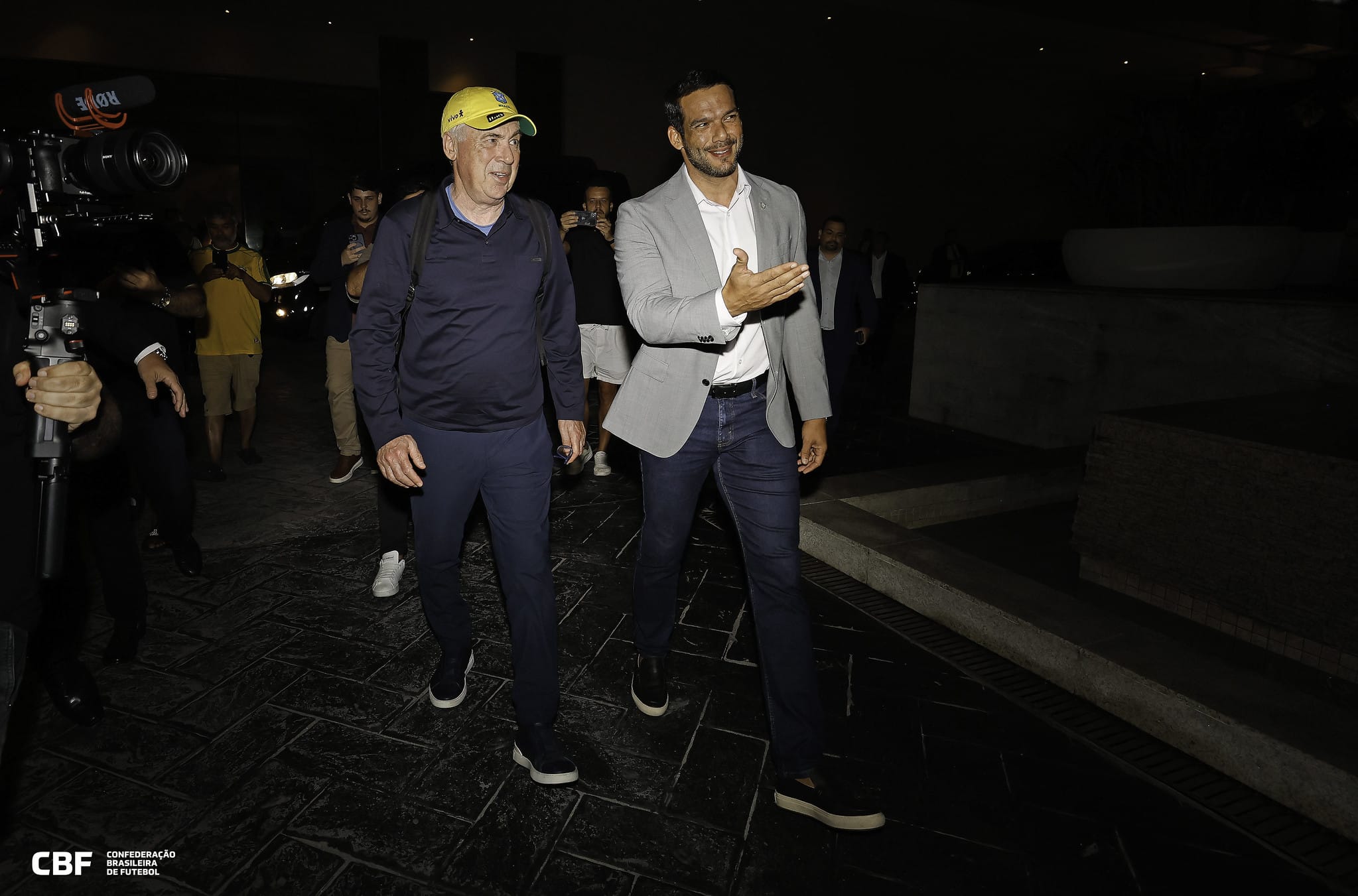 Ancelotti chegou em hotel na noite de domingo (Foto: Rafael Ribeiro/CBF)