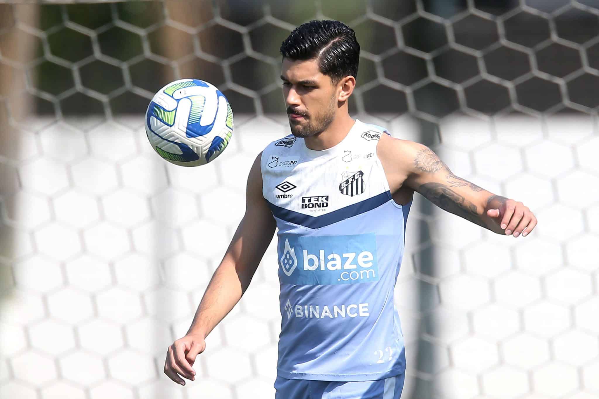 Jo&atilde;o Basso em atividade no Santos