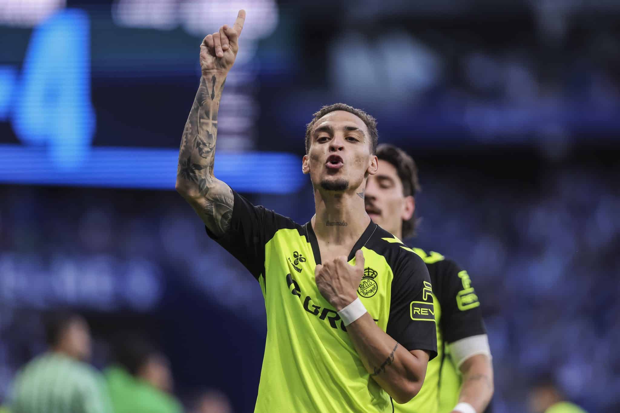 Antony comemora gol no Betis