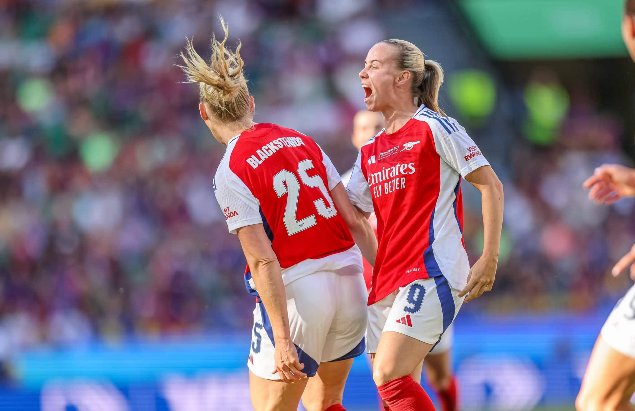 Blackstenius celebra gol em Arsenal x Barcelona na final da Champions feminina