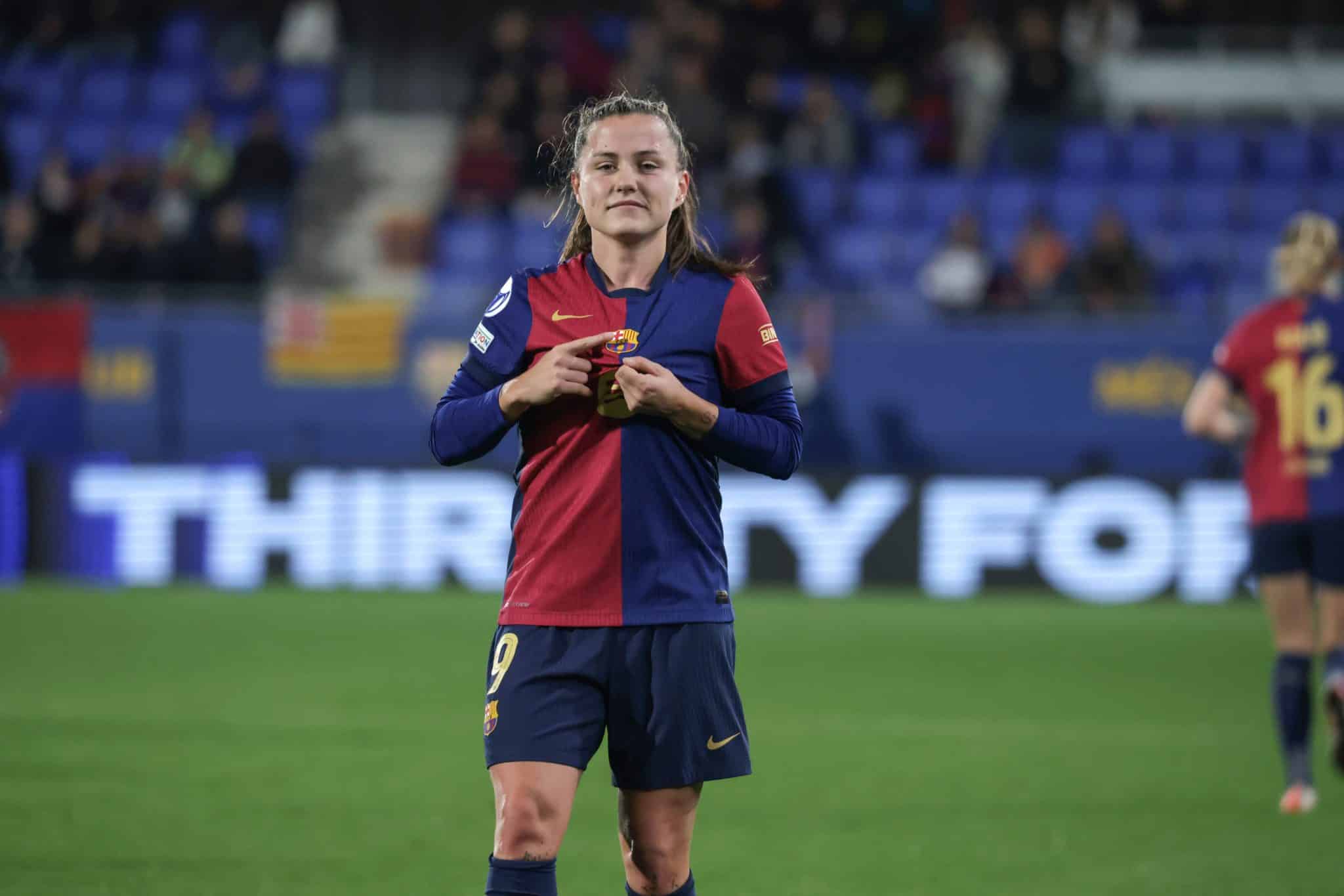 Claudia Pina, atacante do Barcelona, celebra gol na Champions feminina