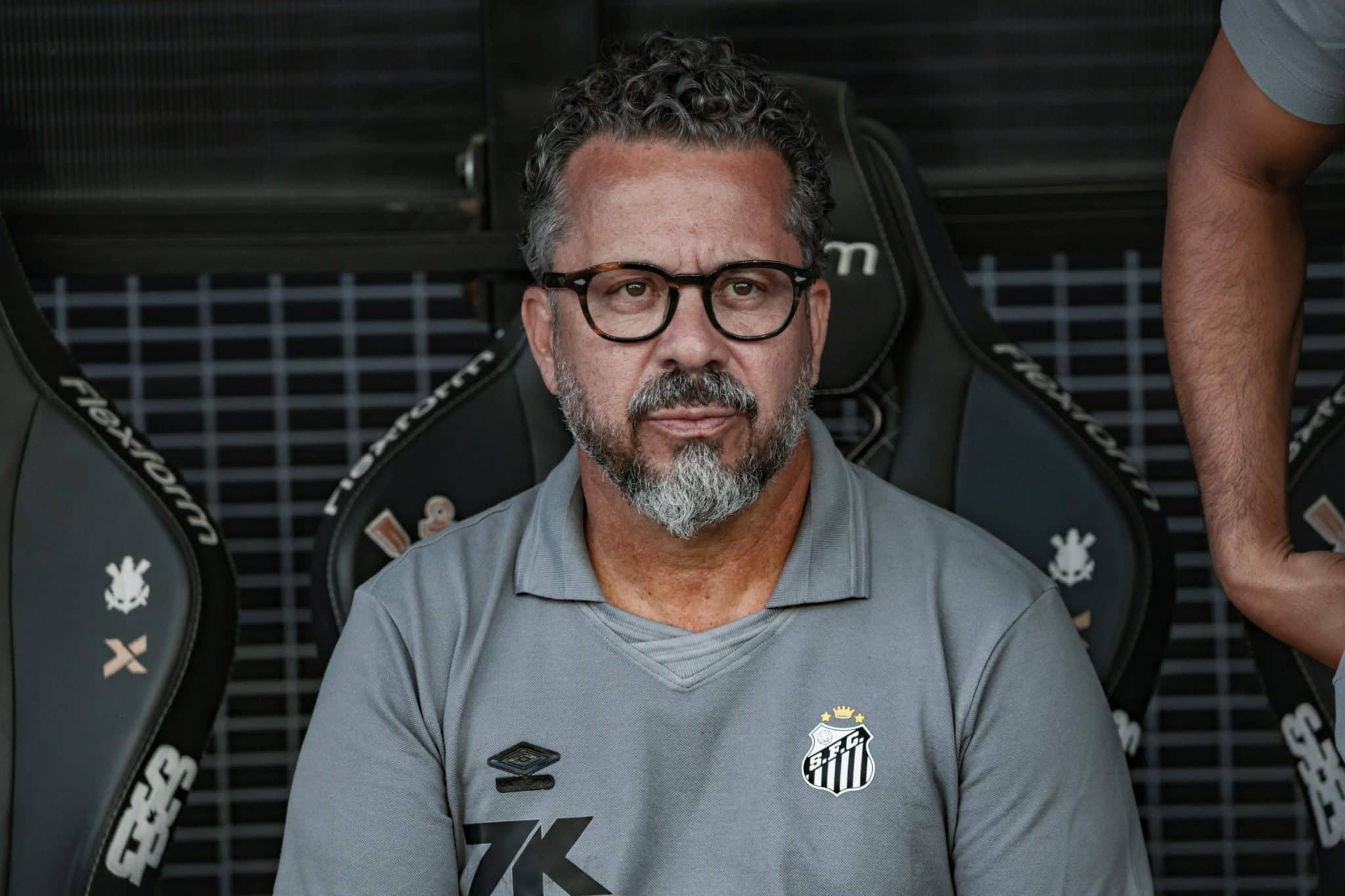 Cl&eacute;ber Xavier no banco de reservas contra o Corinthians