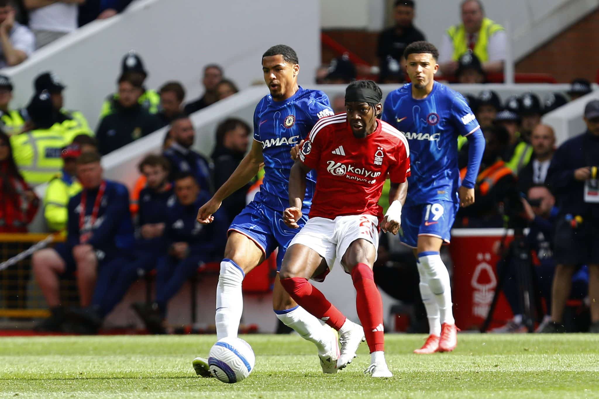 Colwill e Elanga em Forest x Chelsea