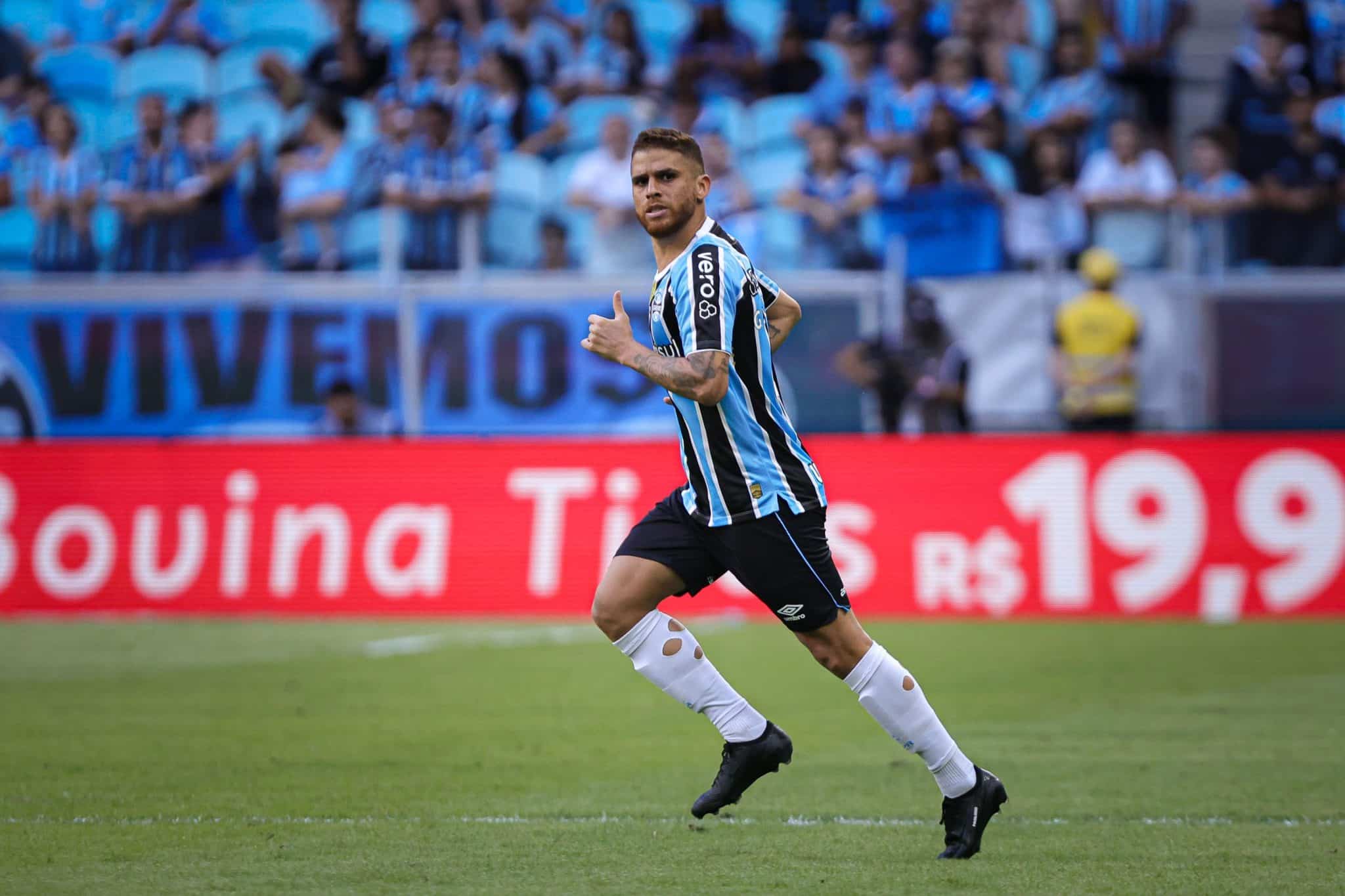Cuellar em campo com a camisa do Gr&ecirc;mio