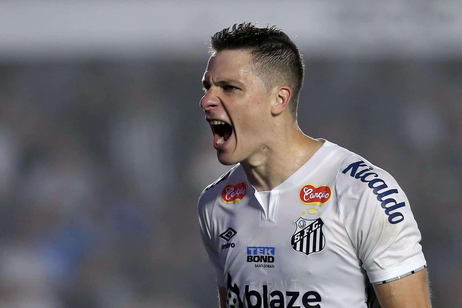 Por que o Santos decidiu reintegrar Julio Furch ao elenco profissional?