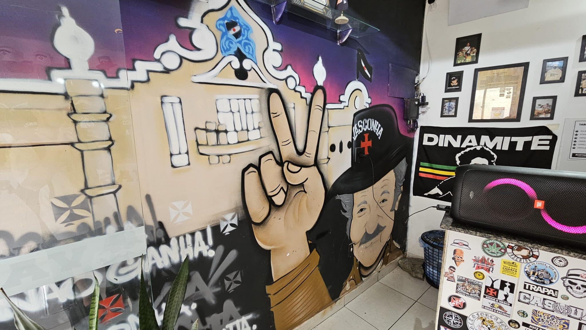 Loja da Vasconha tem grafite de Mujica (Foto: Gabriel Rodrigues/Trivela)