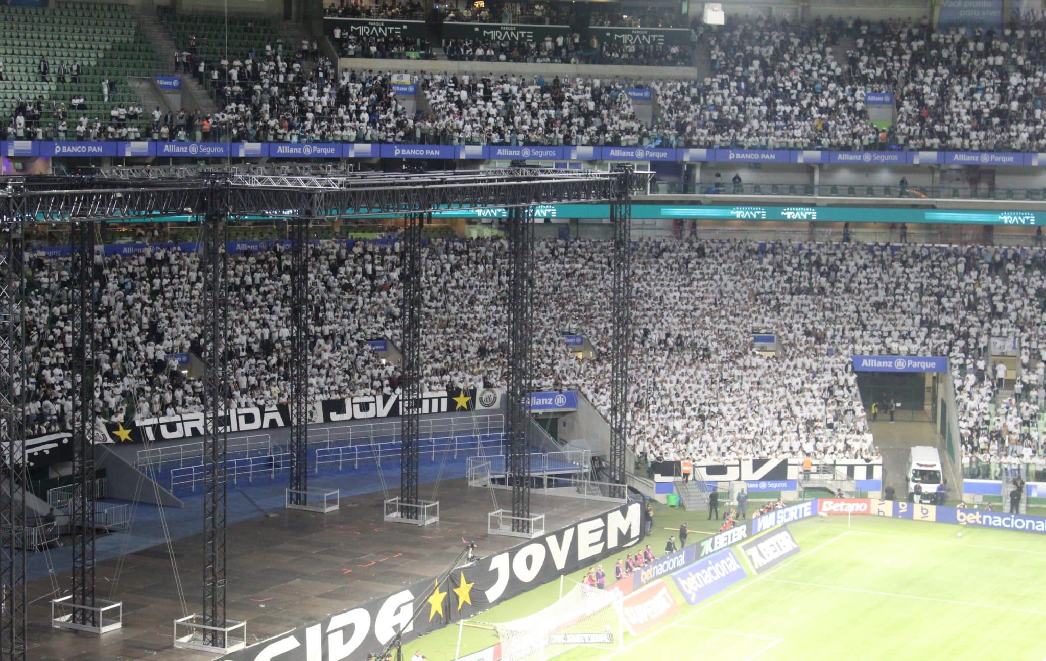 Torcida do Santos fez a sua parte no Alliianz