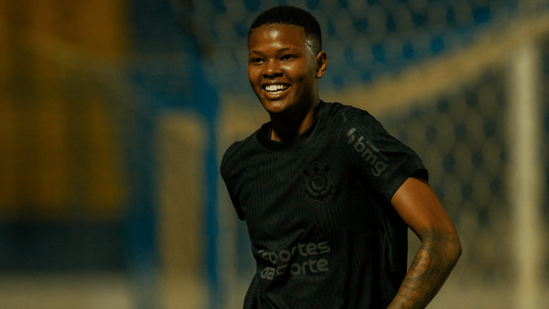 Atacante Jhonson comemora gol pelo Corinthians