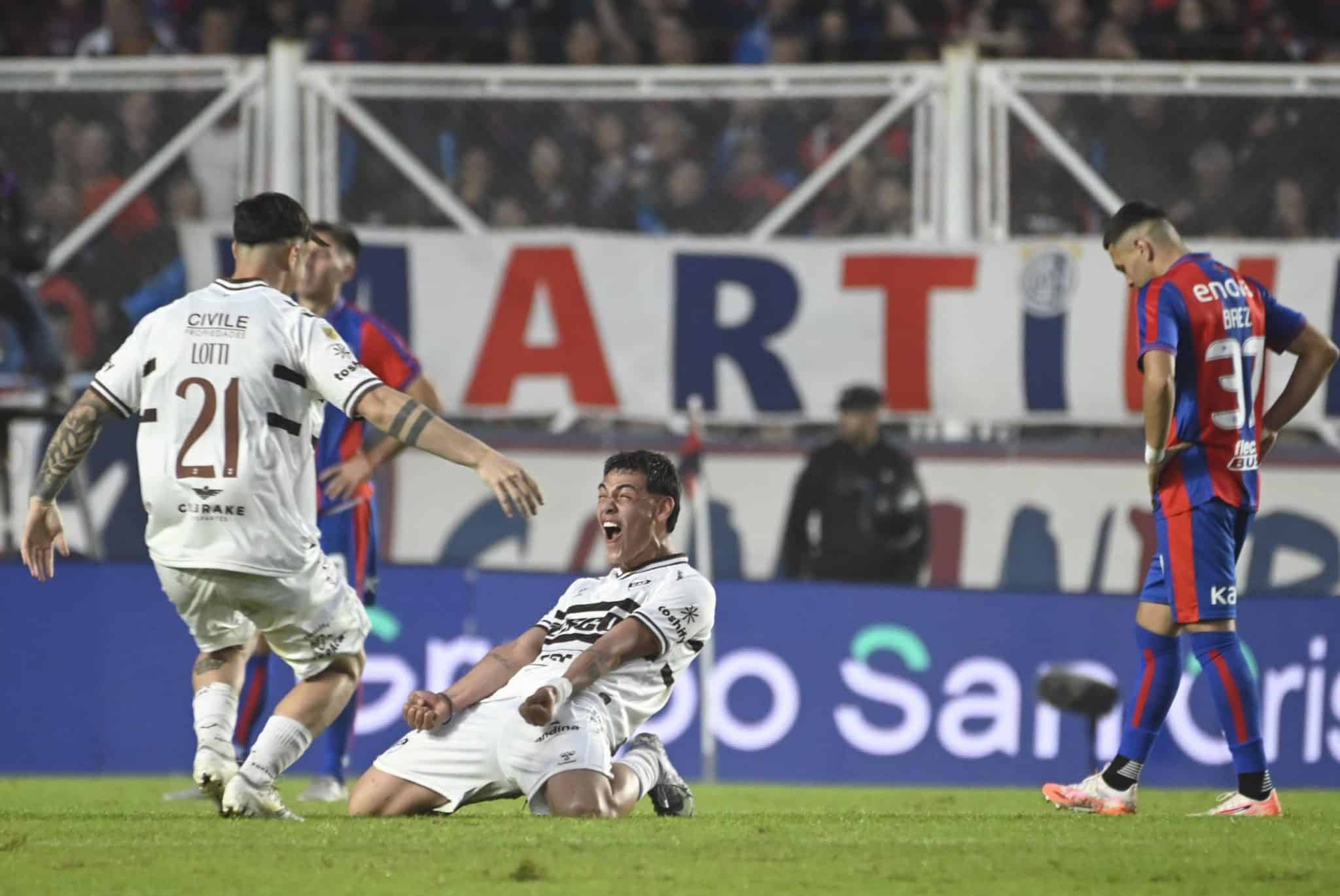 Jogadores do Platense  comemoram vaga na decis&atilde;o do Campeonato Argentino