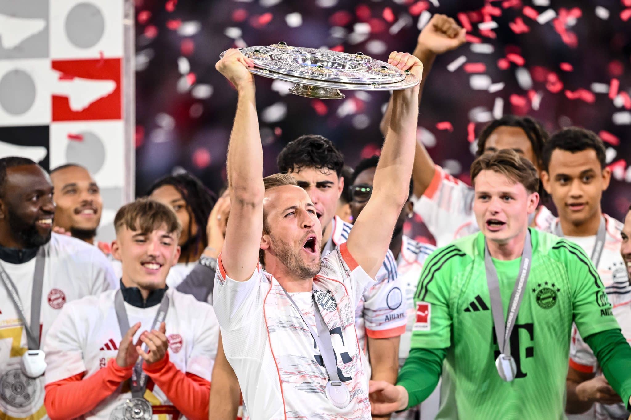 Harry Kane, do Bayern de Munique, com o trof&eacute;u da Bundesliga