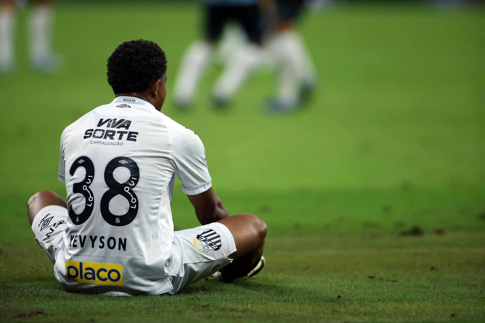 Santos &eacute; castigado por m&aacute; fase e rara apari&ccedil;&atilde;o do Gr&ecirc;mio no ataque