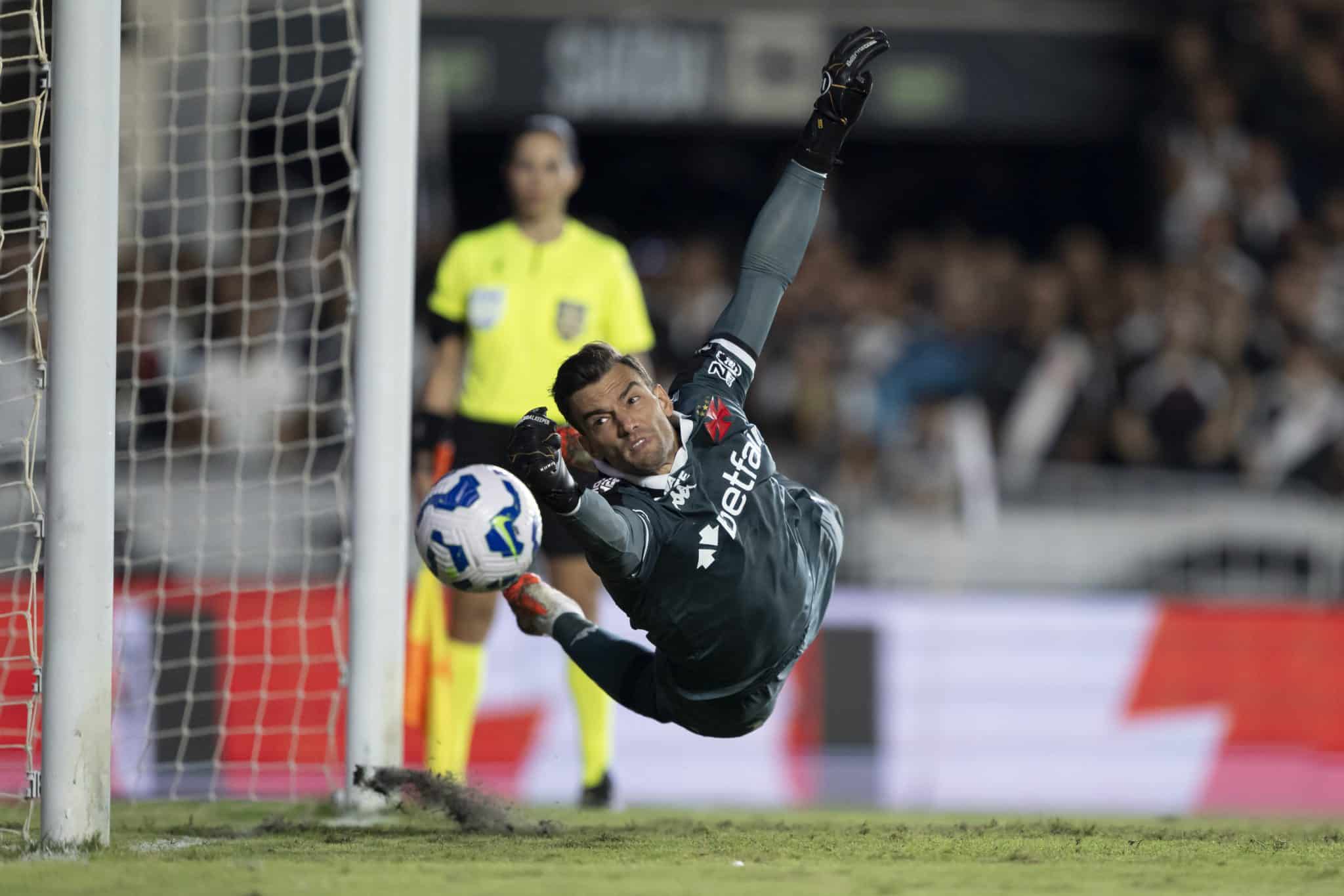 L&eacute;o Jardim defendeu tr&ecirc;s p&ecirc;naltis (Foto: Icon Sport)