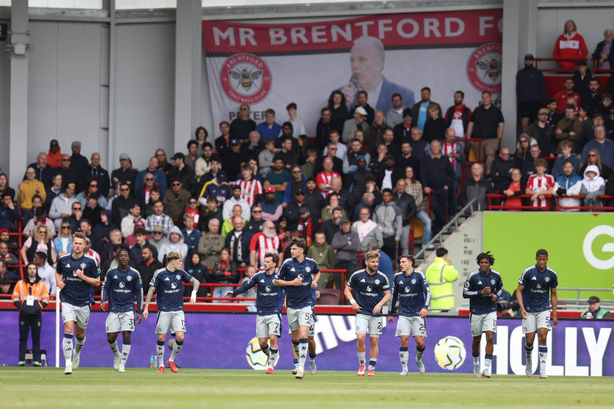 Creche do Manchester United leva passeio com gol contra e recorde na Premier League