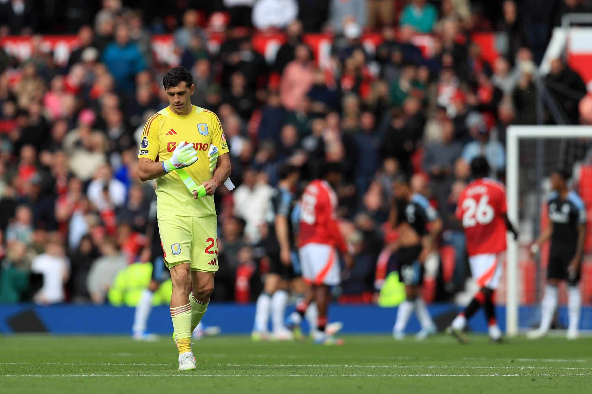 Dibu Martinez &eacute; expulso em United x Aston Villa