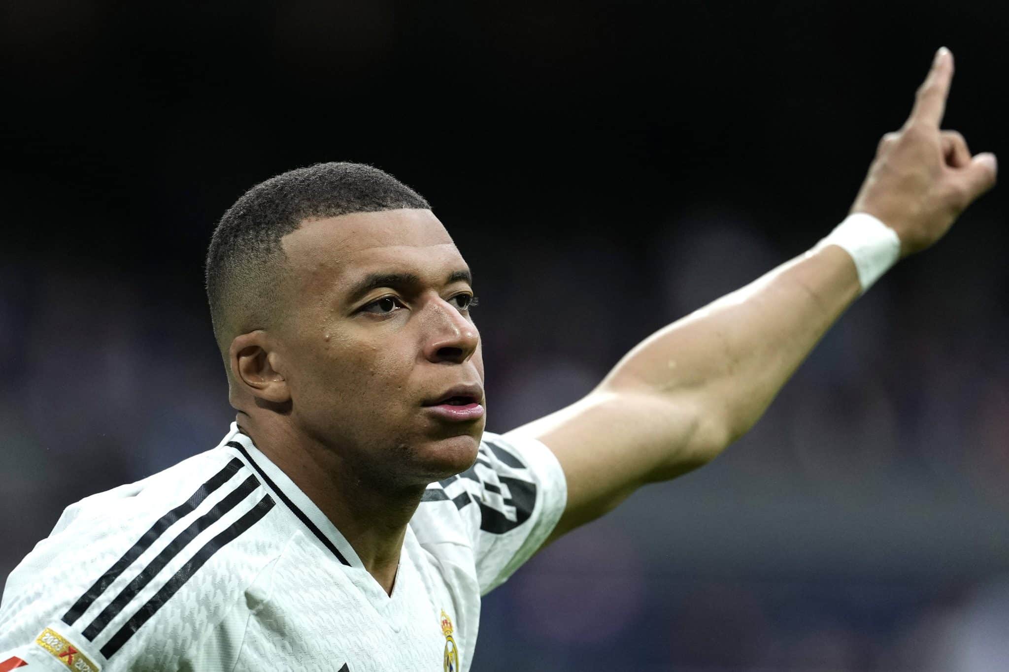 Mbapp&eacute; quebra recordes e comanda vit&oacute;ria com sustos do Real Madrid para manter sonho do t&iacute;tulo