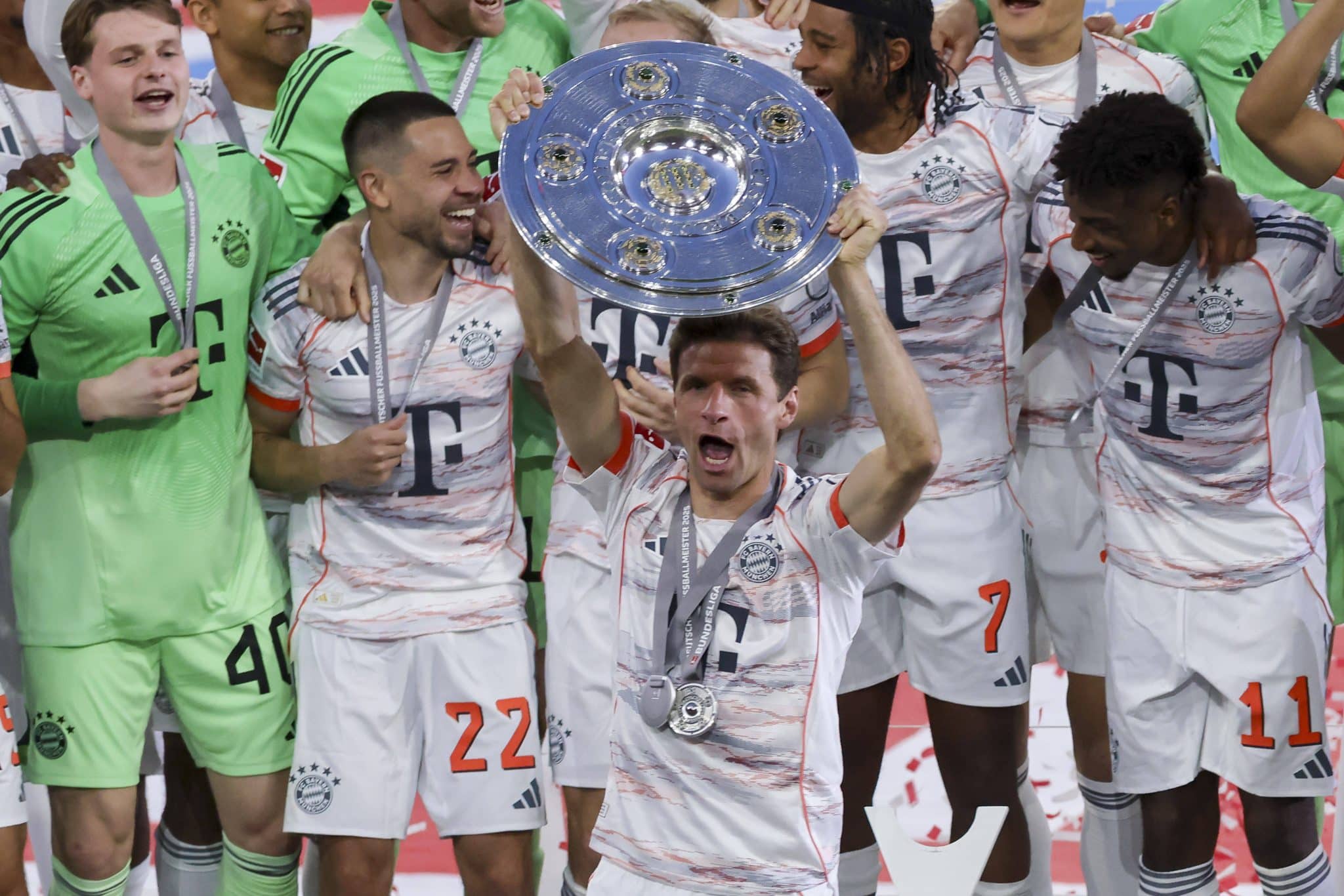 Thomas M&uuml;ller com o trof&eacute;u da Bundesliga no Bayern de Munique