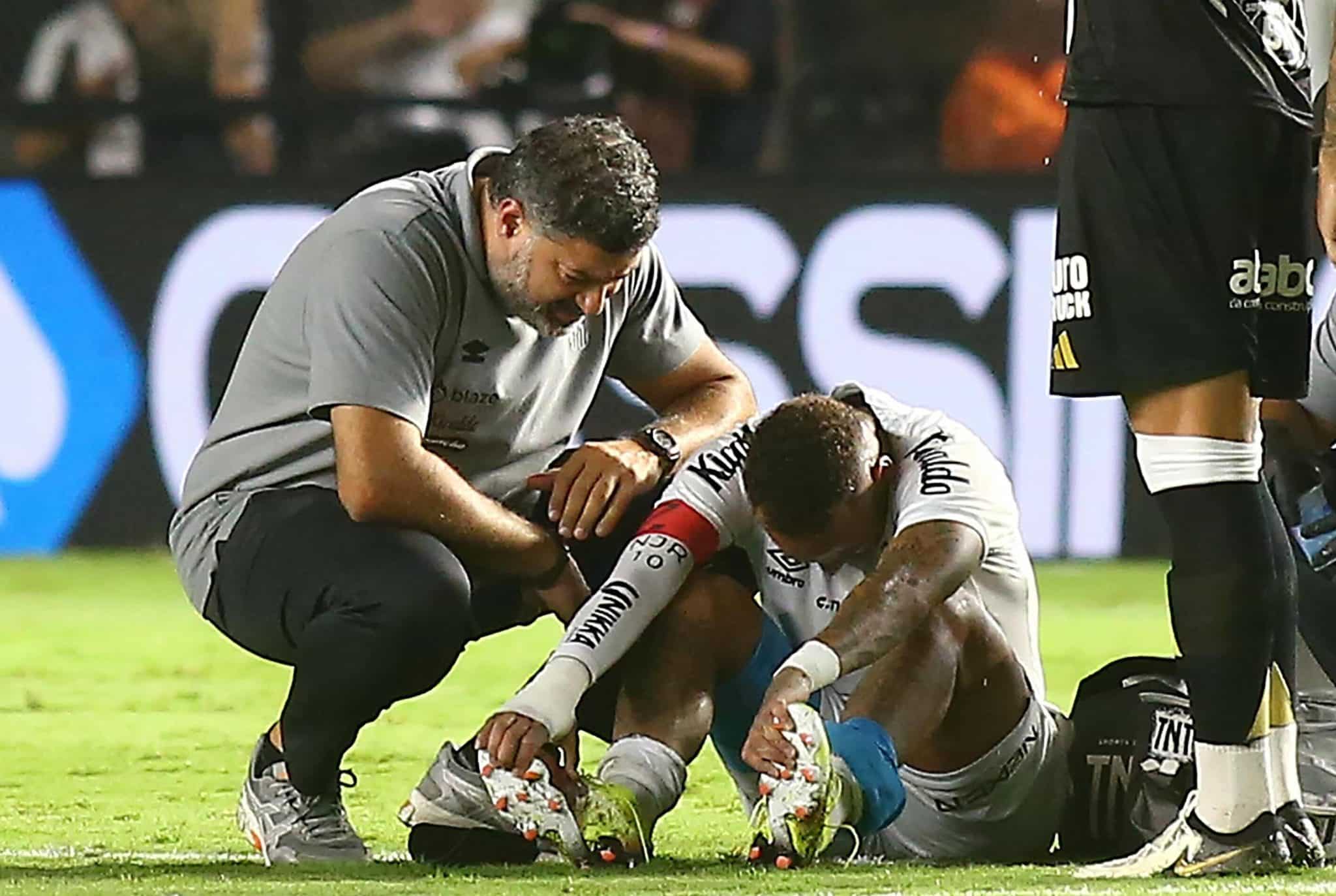 Neymar senta no gramado ap&oacute;s les&atilde;o no Santos