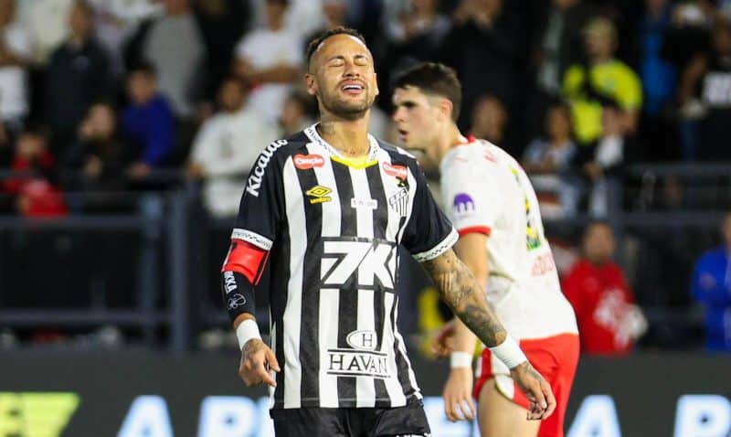 Neymar titular foi uma das poucas boas notícias do Santos em derrota para o RB Leipzig