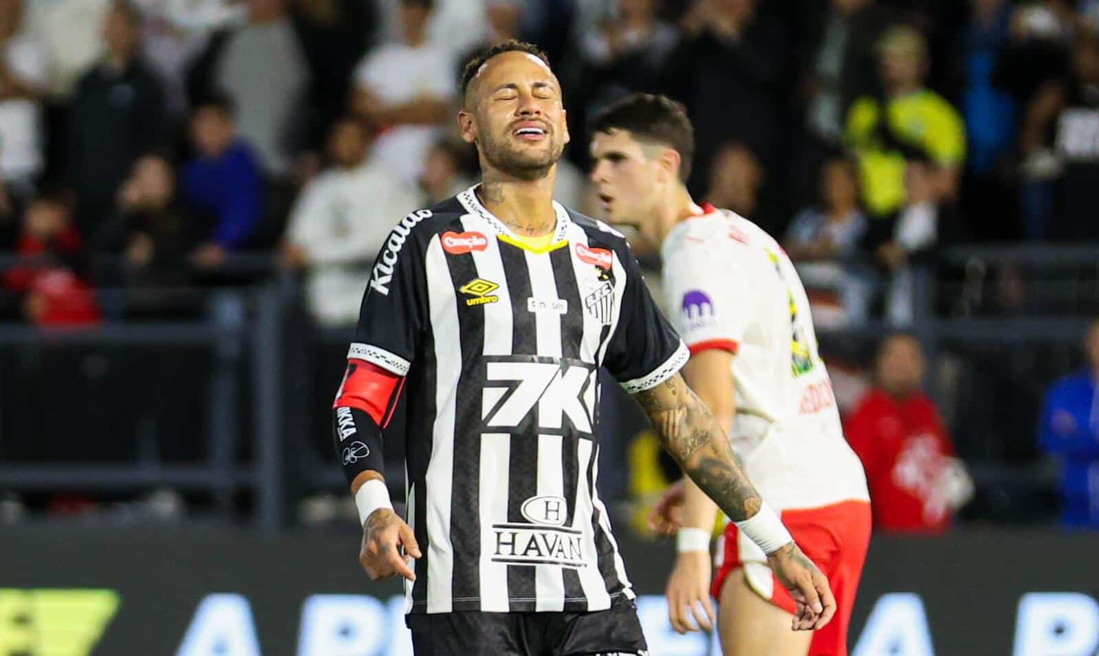 Neymar titular foi uma das poucas boas not&iacute;cias do Santos em derrota para o RB Leipzig