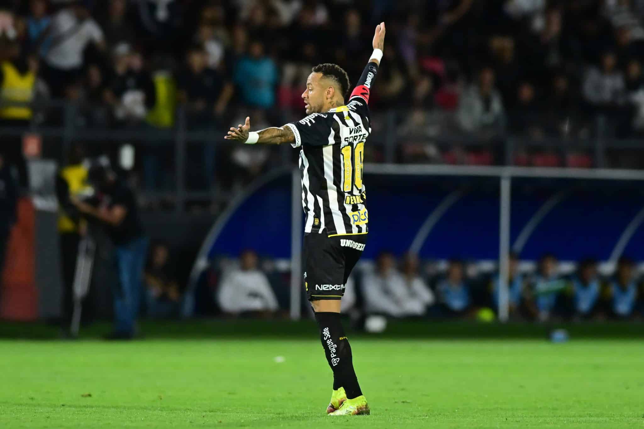 Neymar em campo no amistoso do Santos com o Leipzig