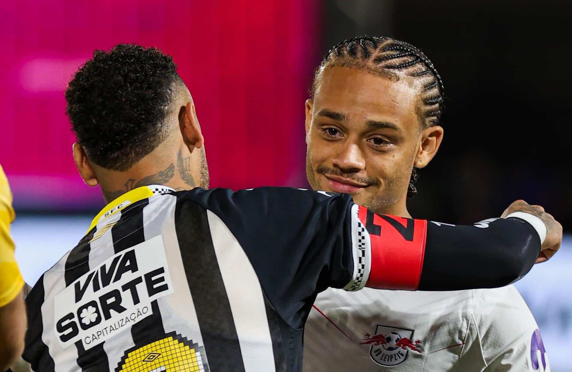 Neymar abran&ccedil;ando Xavi Simons