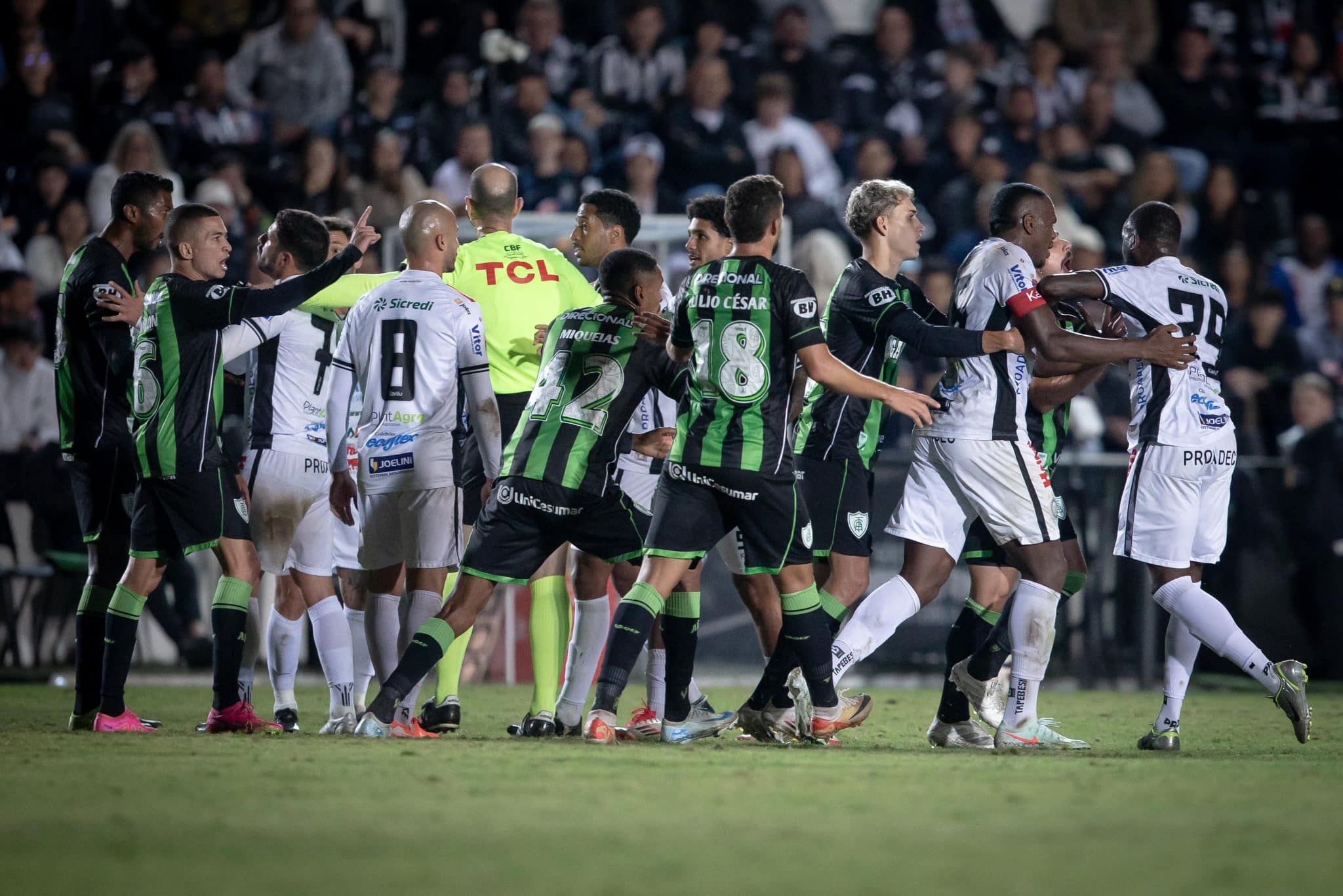 Confus&atilde;o entre jogadores em Oper&aacute;rio-PR x Am&eacute;rica-MG na S&eacute;rie B do Brasileir&atilde;o
