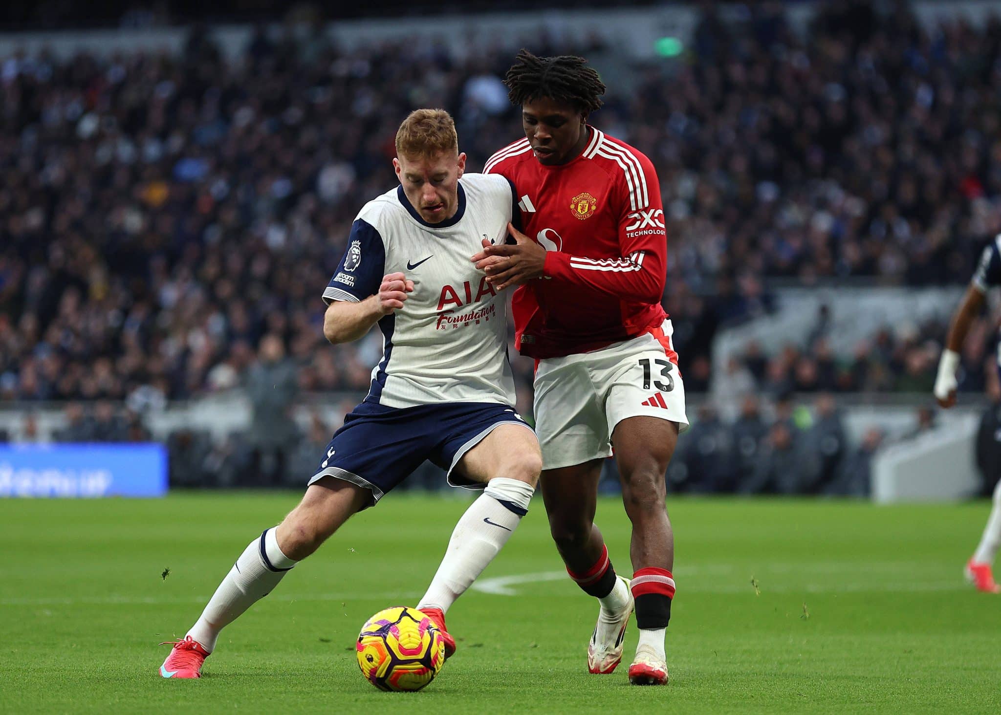 Patrick Dorgu, do United, e Dejan Kulusevski, do Tottenham, disputam a bola durante jogo
