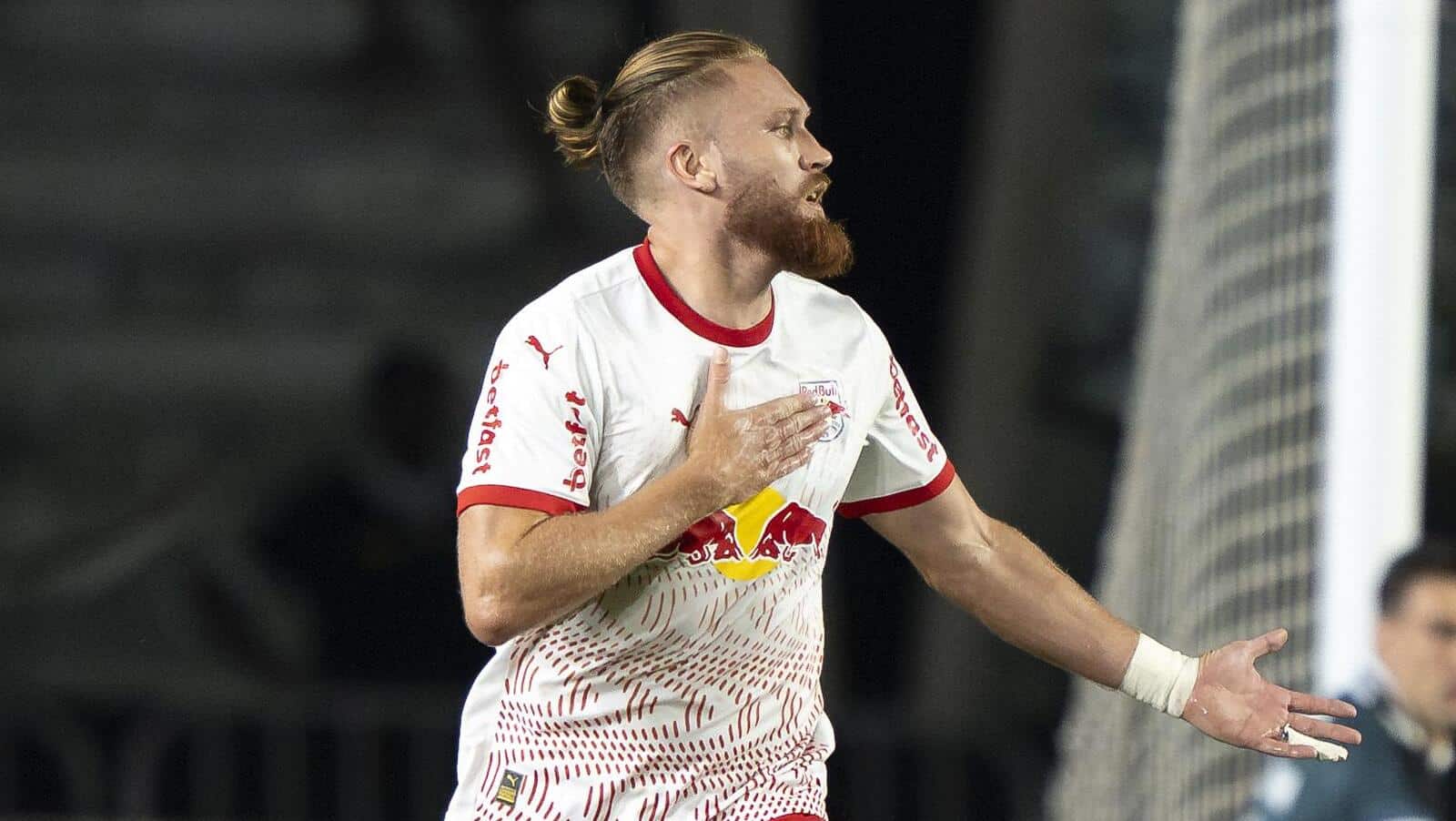 Isidro Pitta comemora o gol contra o Vasco