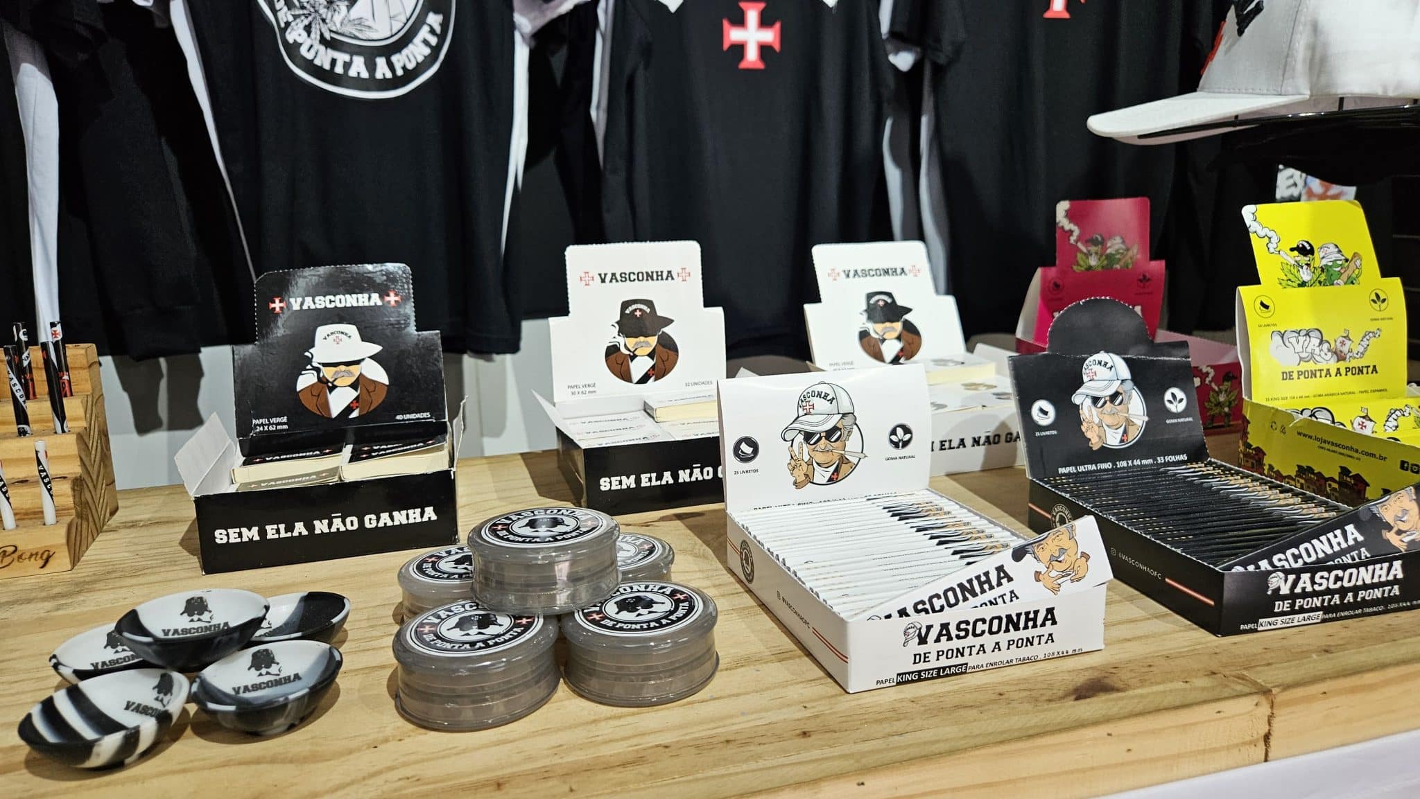 Mujica estampa produtos da Vasconha (Foto: Gabriel Rodrigues/Trivela)