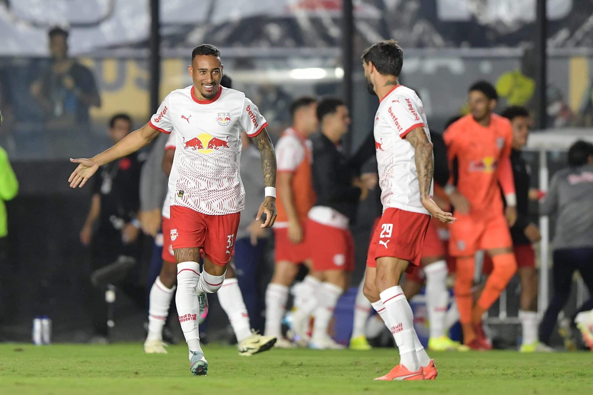 Jogadores do Red Bull Bragantino comemoram contra o Vasco