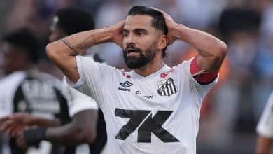 Vacilos ofensivos em cl&aacute;ssico levam o Santos &agrave; sexta derrota no Brasileir&atilde;o