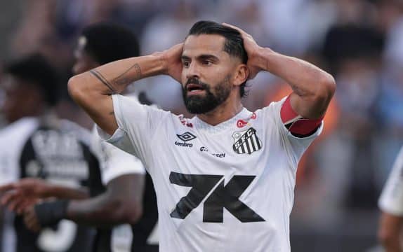 Vacilos ofensivos em cl&aacute;ssico levam o Santos &agrave; sexta derrota no Brasileir&atilde;o